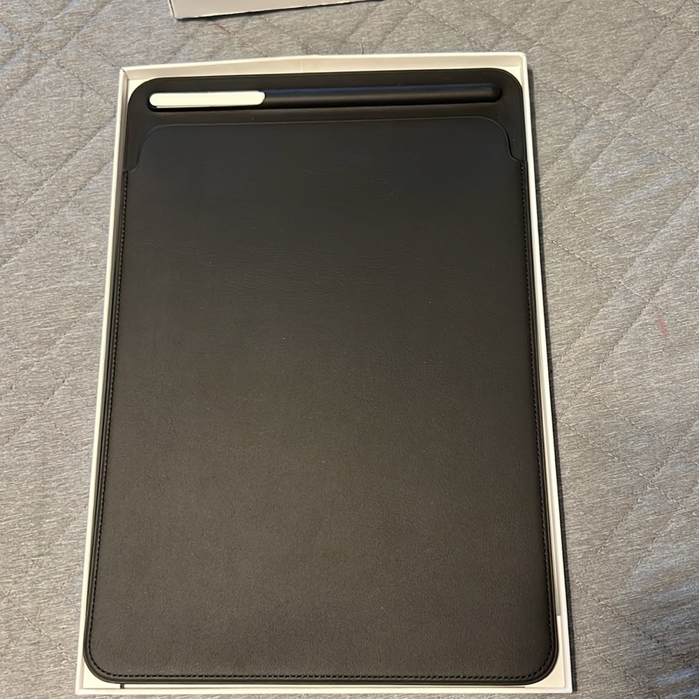 iPad Pro (10.5-inch) Leather Sleeve - Picture 4 of 10